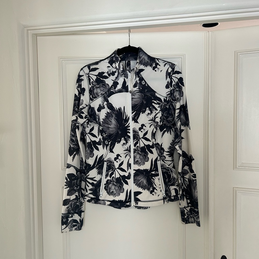 🖤🤍. Lululemon Forme II Jacket – Floral Brisk Bloom – Size 8. 🖤🤍
